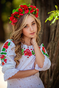 穿着乌克兰民族服图片