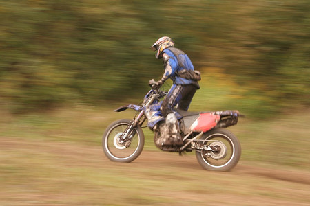 具有移动效果的摩托车越野赛背景图片