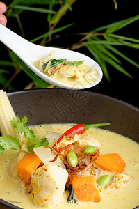 传统泰式黄咖喱鸡图片