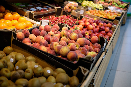 市场上的新鲜水果苹果和桃子图片