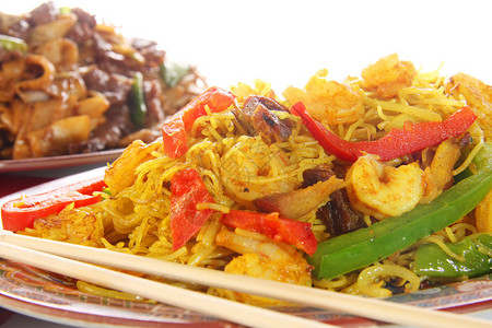 菜咖喱虾配面条和蔬菜图片