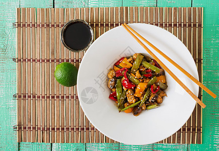 用鸡肉蘑菇青豆和甜椒翻炒顶视图图片