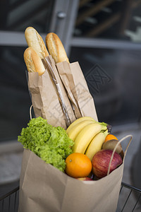 纸袋里的健康食品图片