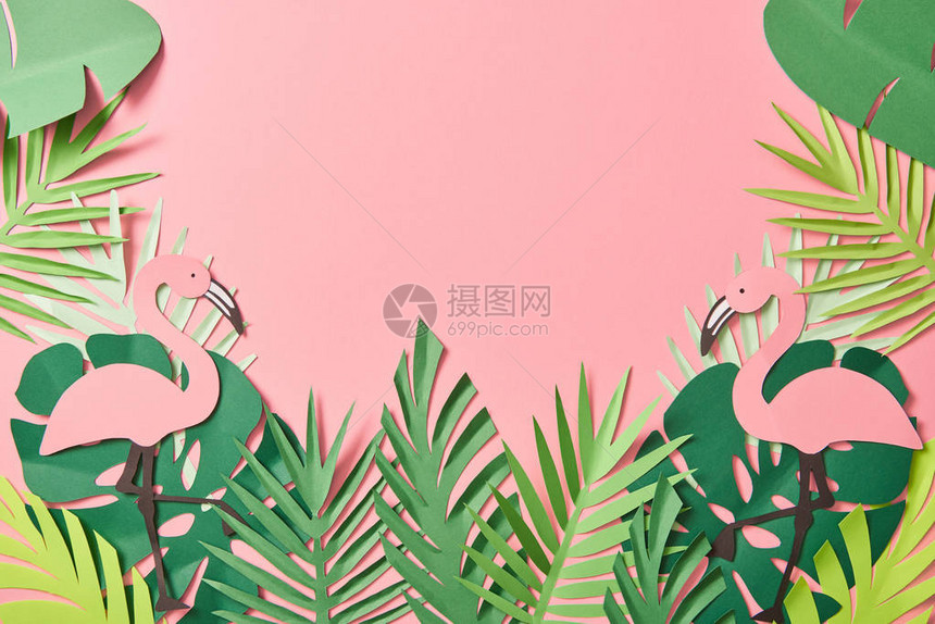 粉红背景和复制空间绿棕榈叶上的纸切割图片