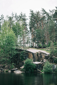 宁静的湖边岩石悬崖图片