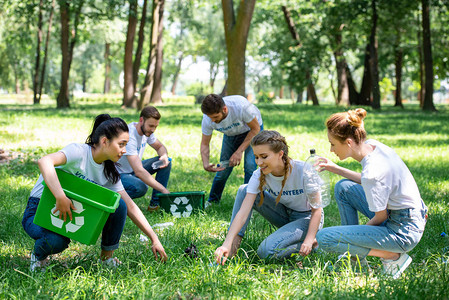 青年志愿者一起清洁绿色公园的图片