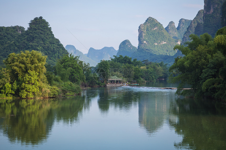 桂林阳朔县玉龙河风景秀丽的绿树林和喀斯特山脉阳朔是亚洲热图片