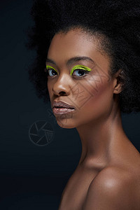 美的非洲模型肖像画配有明亮的月亮化背景图片