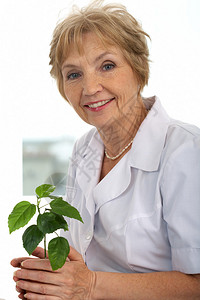 有绿色植物的善良友好善的女人图片