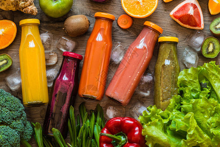 解毒饮食健康饮食不同种类的新鲜果汁图片