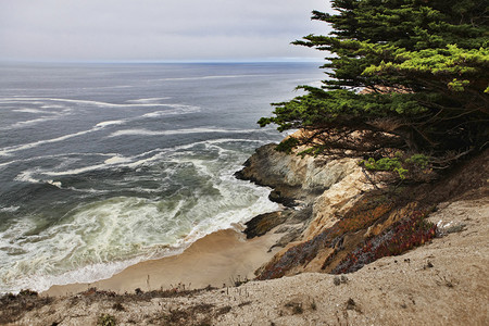 加利福尼亚州半月湾附近岩石悬崖和海岸图片