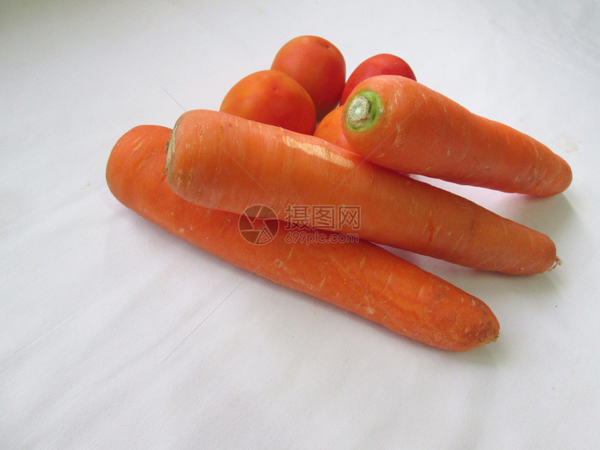 胡萝卜黄瓜和西红柿的蔬菜图片