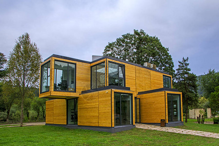 大自然的木屋现代设计建筑与木房子的环保住房概念绿色森图片