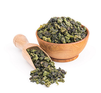 木碗里的铁瓜尼乌龙绿茶在白色背景下被图片