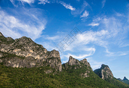 蓝色天空环形图片