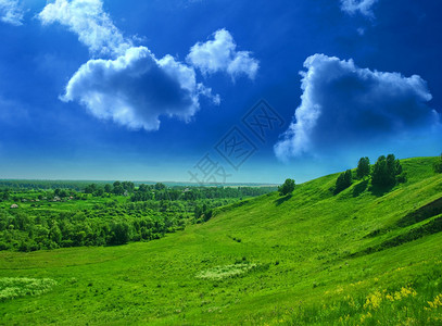 绿色山谷和蓝天图片