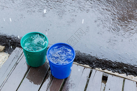 桶水雨滴雨季气象图片