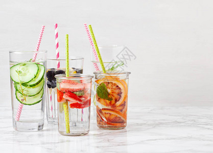 草药和水果口味为含泡水夏季清新饮料保健身健康图片