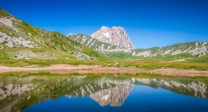 意大利阿布鲁佐亚平宁山脉CampoImperatore高原的GranSassodItalia山图片