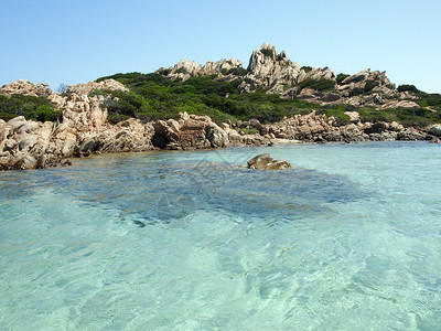 意大利撒丁岛翡翠海岸的海岸景观图片