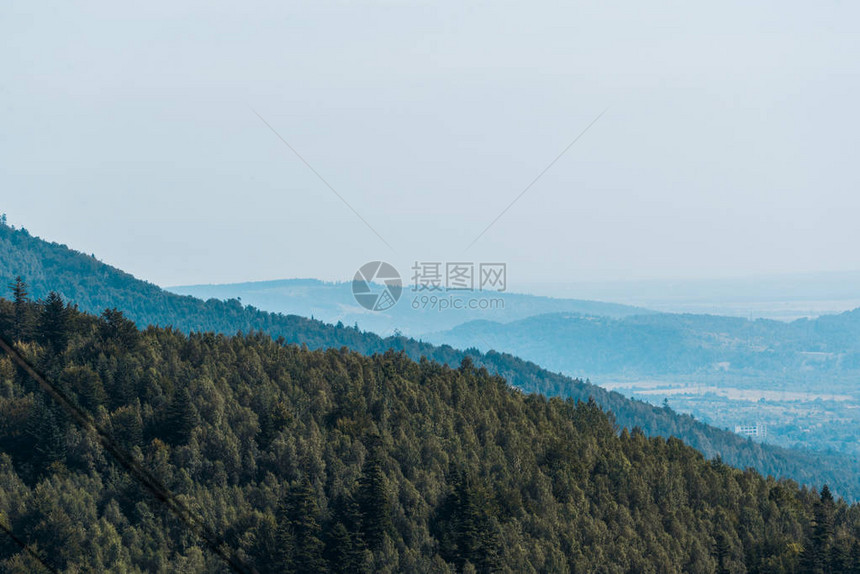 蓝天映衬下绿树附近的山脉图片