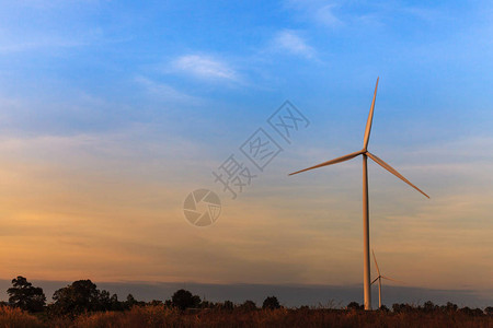 日落时的风力涡轮发电机农场图片