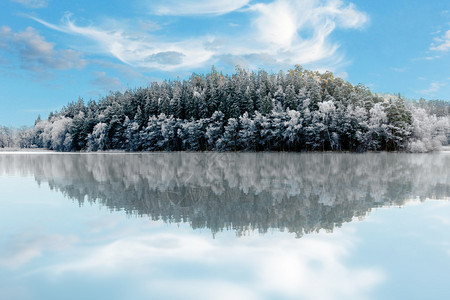 小山丘在明亮的冬季天水中图片