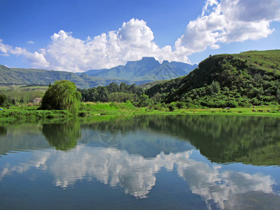 Cathkin山峰前的湖图片