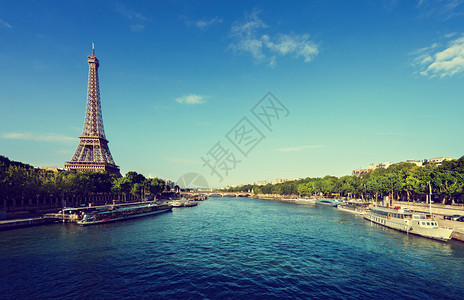 巴黎塞纳河与埃菲尔铁塔图片