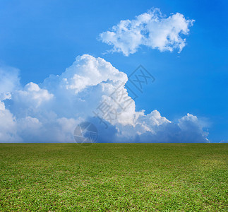 绿色的田野和蓝色的云彩天空图片