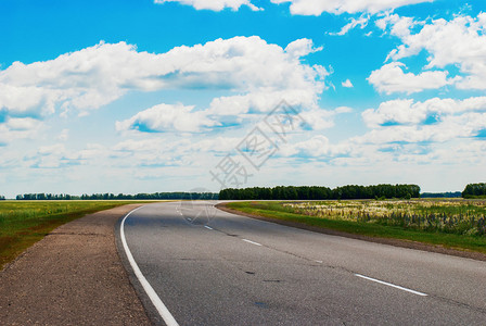 农村道路蓝色天空的交汇和云图片