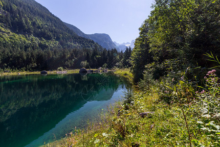 美丽的阿尔卑斯山湖景观图片