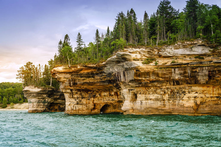 密歇根州上半岛的彩岩湖岸的战舰岩层图片