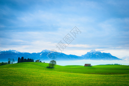 绿草地山坡景观有棚屋图片