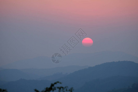 在山的早晨日出从房间看到的景色图片