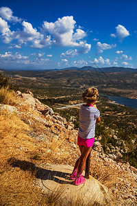 美丽的小女孩站在克罗地亚山区的悬崖边图片