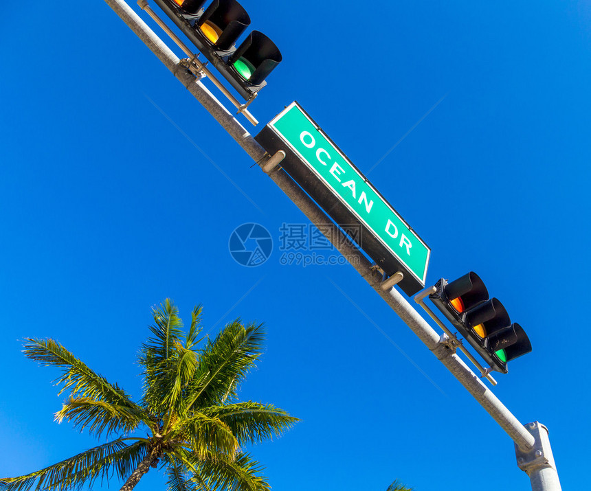 南部迈阿密有交通灯的著名街道海洋车道街牌图片