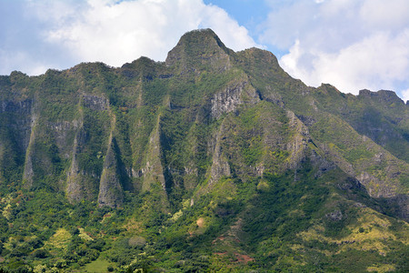 夏威夷山蓝天空和云彩图片