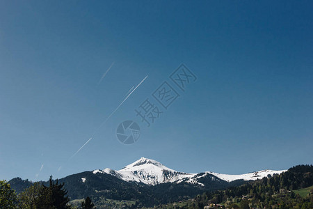 高冰雪覆盖的山峰和清蓝天空图片
