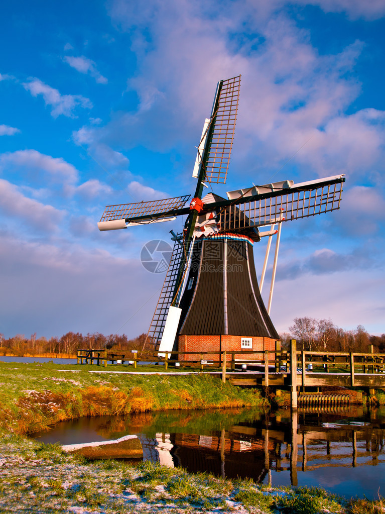 荷兰风车停在湖水边云图片