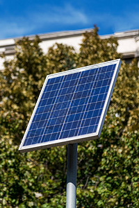 太阳能电池板为城市提供路牌和照明替代电图片