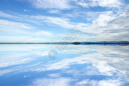 泰国南部野生物保护区湖边的蓝天无焦点之光和白燕子背景图片
