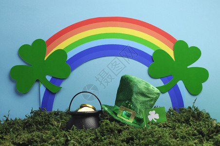 圣帕特里克节仍带着妖精帽子一锅金子大锤和彩虹生活背景图片