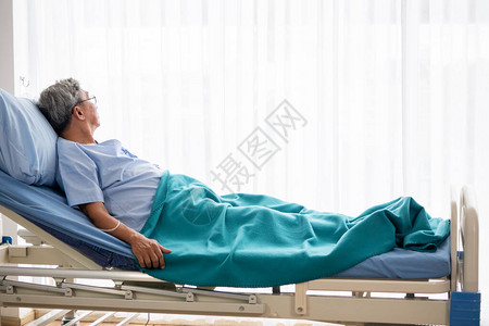 亚洲病人躺在病房的病床上图片