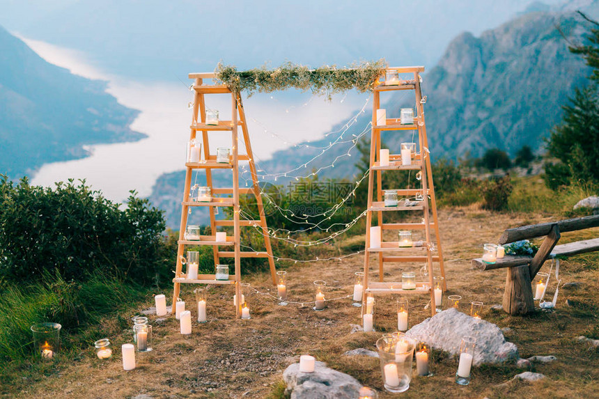 在黑山举行婚礼黑山洛夫森山上的婚礼拱门科托尔湾景带图片