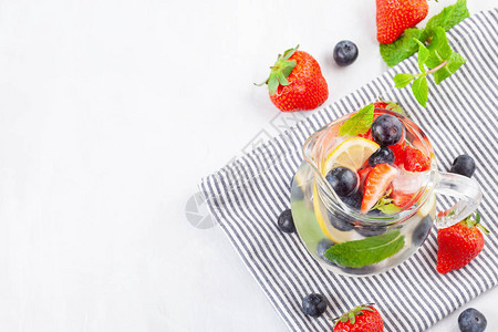 草药和水果口味为含泡水夏季清新饮料保健身健康图片