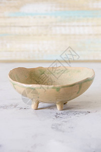 手工制作的带腿陶瓷碗图片