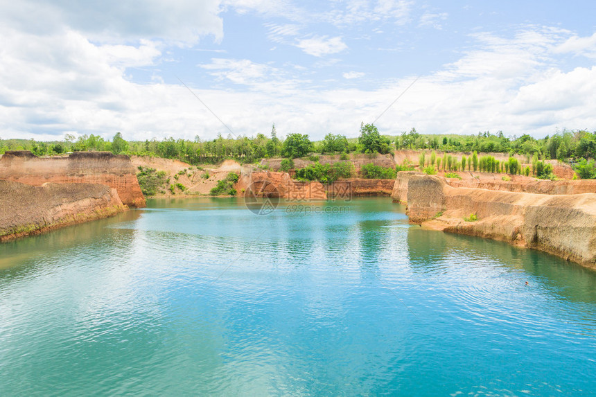 在泰国清迈游泳湖的夸里水池中图片
