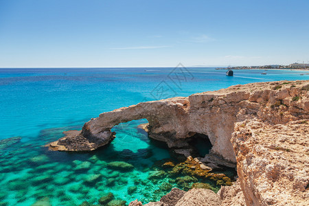 地中海塞浦路斯岛阿依纳帕卡沃格雷科和普罗塔拉斯附近美丽的天然岩石拱门传奇的桥梁爱好者令人惊叹的蓝绿色大海和阳背景图片