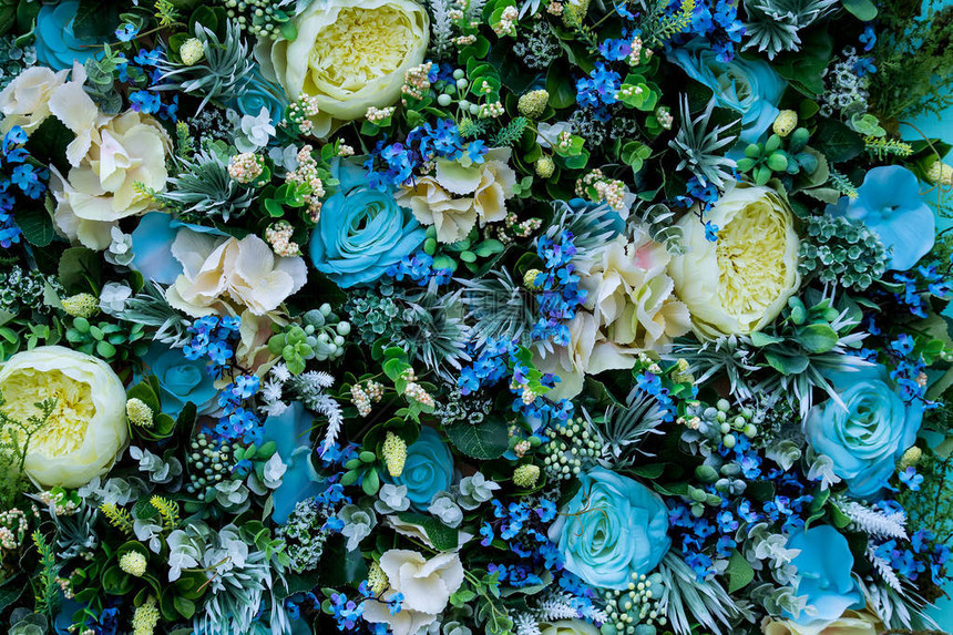 蓝色玫瑰绿白色毛茛其他花叶子和根五颜六色的花卉背景场地的节日设计图片